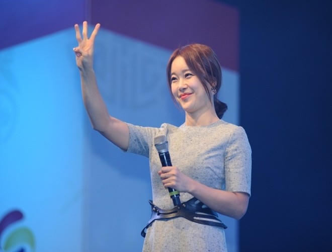 Cô trình bày ca khúc nhạc phim nổi tiếng Don’t forget trong tác phẩm đình đám Iris trước sự cổ vũ nhiệt tình của khán giả