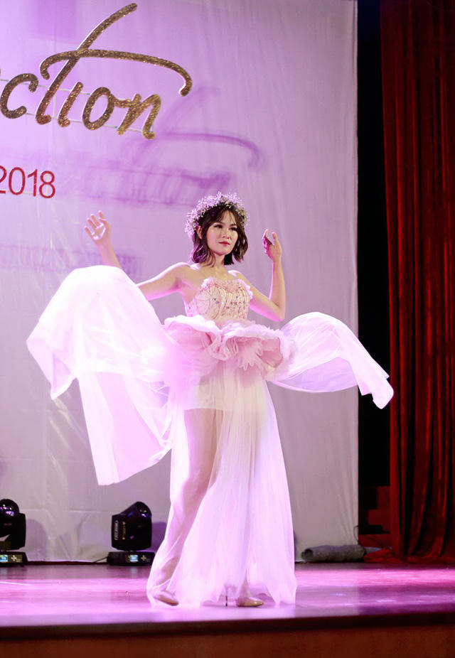 Nữ sinh Bách khoa trình diễn những bước catwalk nhuần nhuyễn khá chuyên nghiệp