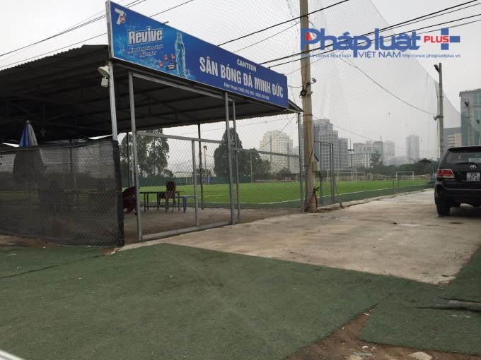 Sân bóng vẫn tồn tại sau hơn 3 tháng ban hành quyết định cưỡng chế của UBND phường Yên Hòa. (Ảnh Thanh Thắng)