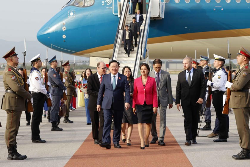chu-tich-quoc-hoi-den-san-bay-thu-do-sofia-bat-dau-tham-chinh-thuc-bulgaria-anh-doan-tan-9843.