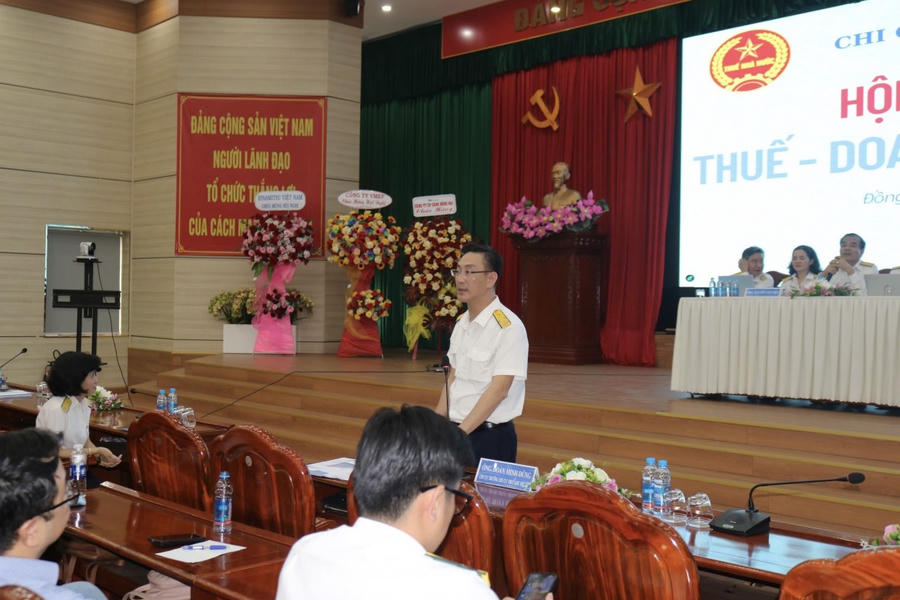 Chi cục trưởng Chi cục Thuế khu vực XV Đoàn Minh Dũng trả lời câu hỏi của doanh nghiệp tại Đồng Nai