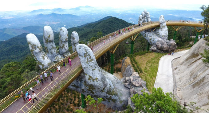 Cầu Vàng tại Sun World Ba Na Hills - công trình điểm nhấn cho du lịch Đà Nẵng.