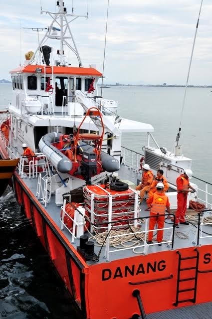 Tàu SAR 412 xuất phát cứu ngư dân bị nạn.