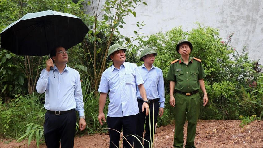 Bí thư Tỉnh ủy Trịnh Xuân Trường và đoàn công tác đã đi kiểm tra thực tế tại nhiều điểm có nguy cơ cao xảy ra sạt lở, ngập lụt trên địa bàn phường Yên Bái.