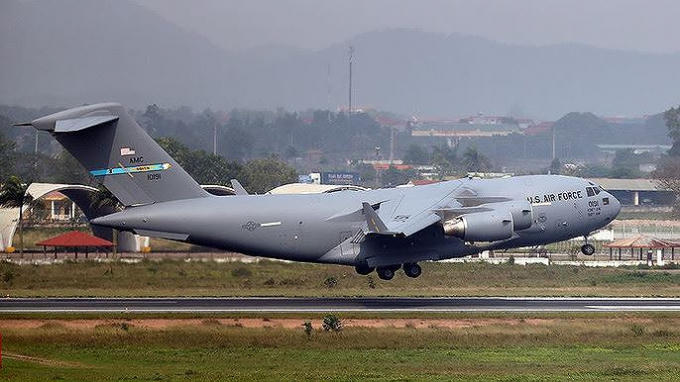 Máy bay vận tải Boeing C17 Globemaster III của Mỹ hạ cánh xuống sân bay Nội Bài.