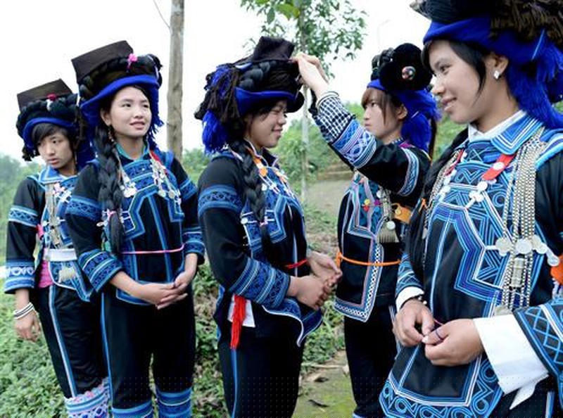 Vẻ đẹp của thiếu nữ dân tộc Hà Nhì đen.