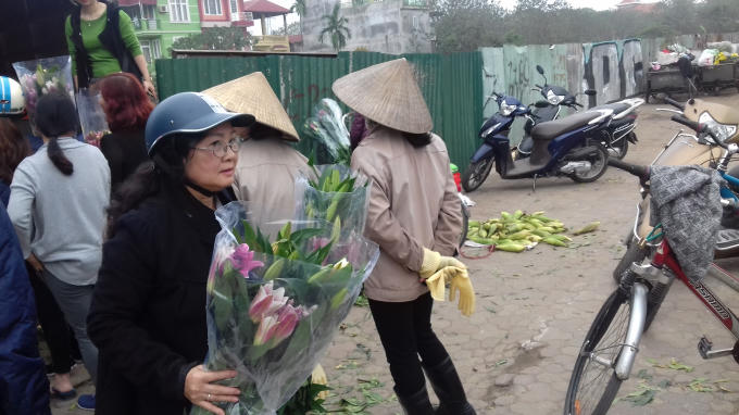 Cũng theo chủ vườn, bình thường hoa lý có giá từ 20.000 đến 30.000/1 cành. Nhưng nay rớt giá chỉ còn 5.000 đồng/1 cành.