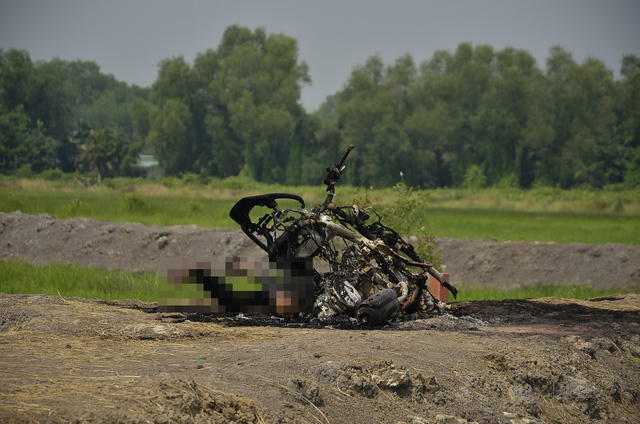 Thi thể người cháy đen bên cạnh xe máy.