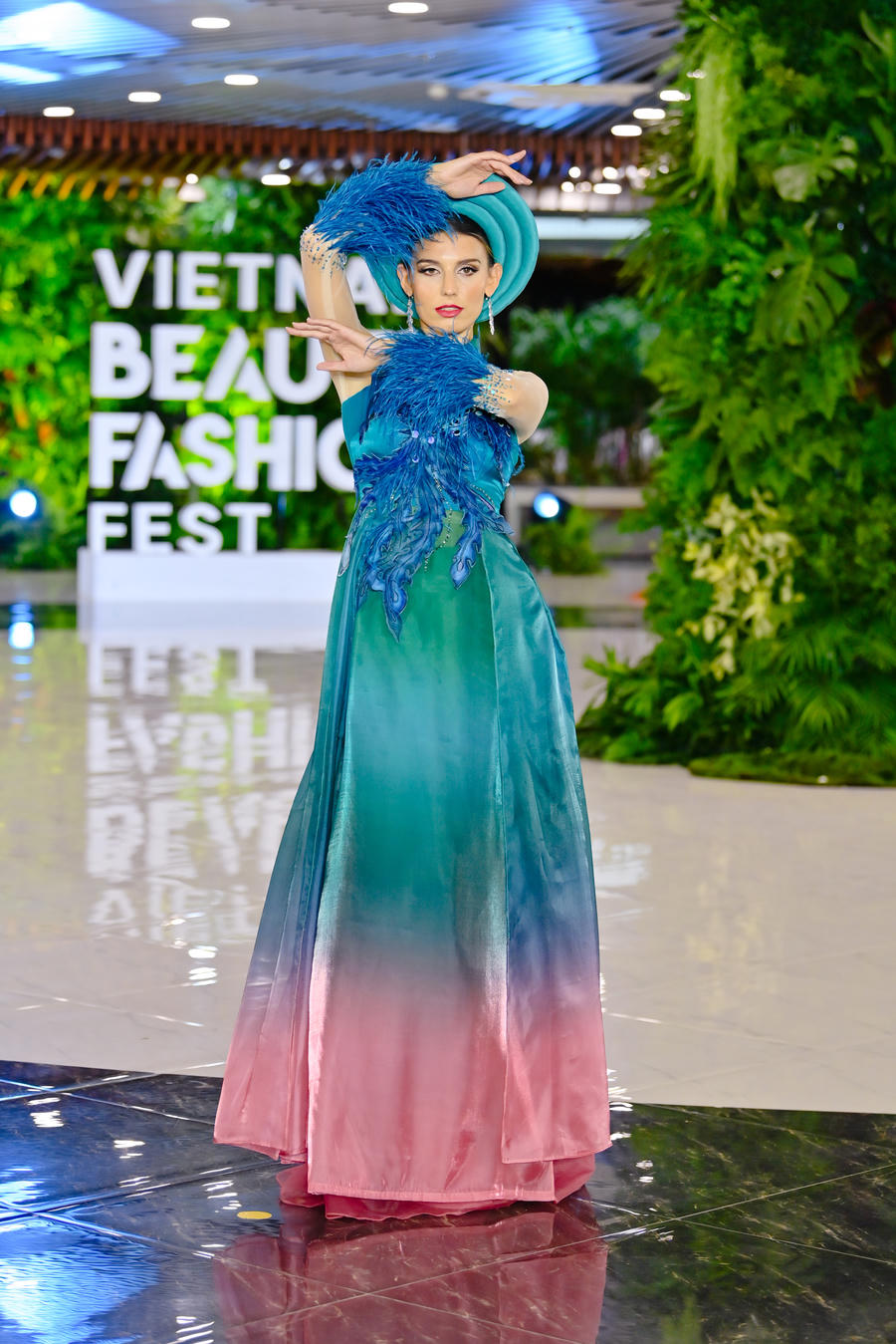 Đà Nẵng hiện đang là điểm “dừng chân” của cuộc thi này, cũng là nơi các thí sinh khoe sắc trong tà áo dài Việt Nam - Bộ sưu tập áo dài “Trầm ngư lạc nhạn” của nhà thiết kế (NTK) La Sen Vũ.