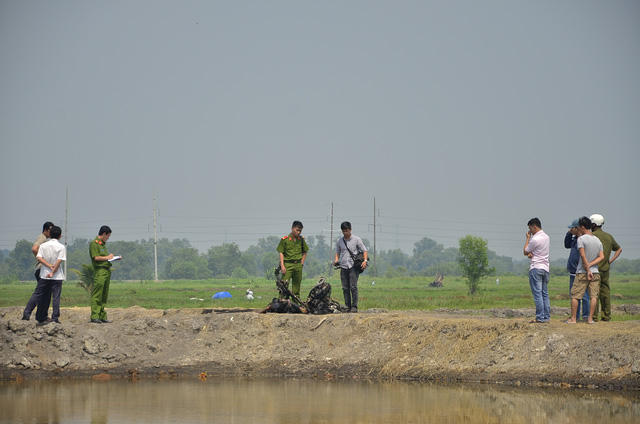 Công an tiến hành khám nghiệm hiện trường.