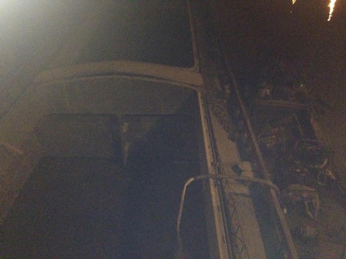 Nước được bơm v&agrave;o t&agrave;u để gỡ t&agrave;u ra khỏi th&acirc;n cầu