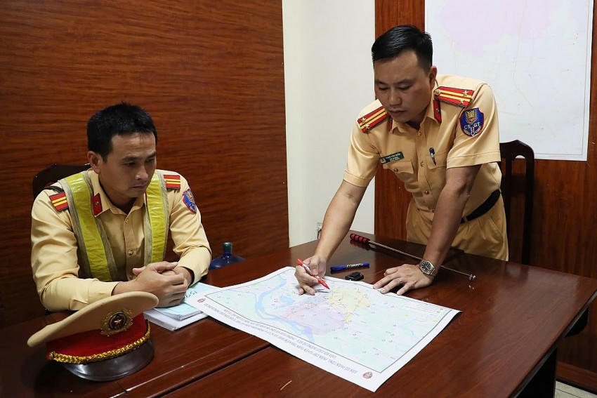 Trung tá Phạm Văn Chiến, Đội Trưởng Đội CSGT đường bộ số 6 triển khai phương án đến lực lượng làm nhiệm vụ.