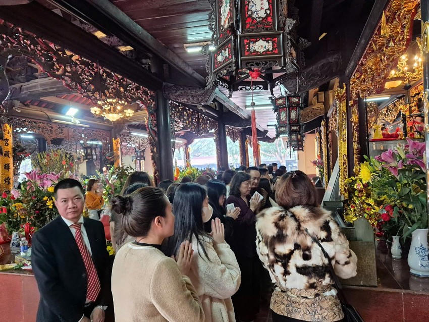 Ai cũng bày tỏ lòng thành để cầu được may mắn, tài lộc, sức khỏe cho mình và người thân.