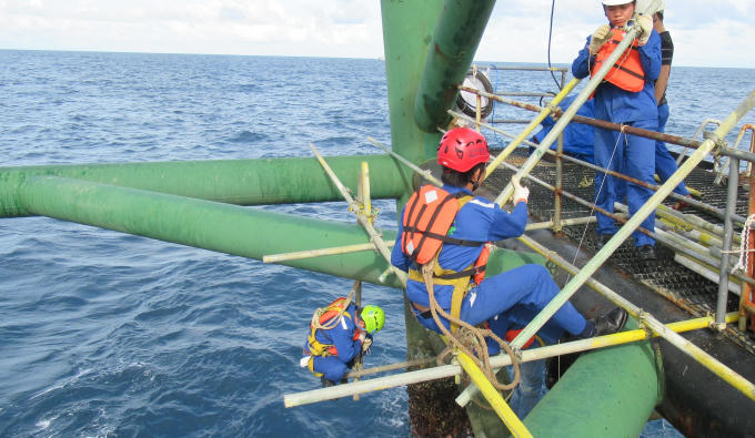 C&ocirc;ng nh&acirc;n đang thi c&ocirc;ng tại nh&agrave; gi&agrave;n
