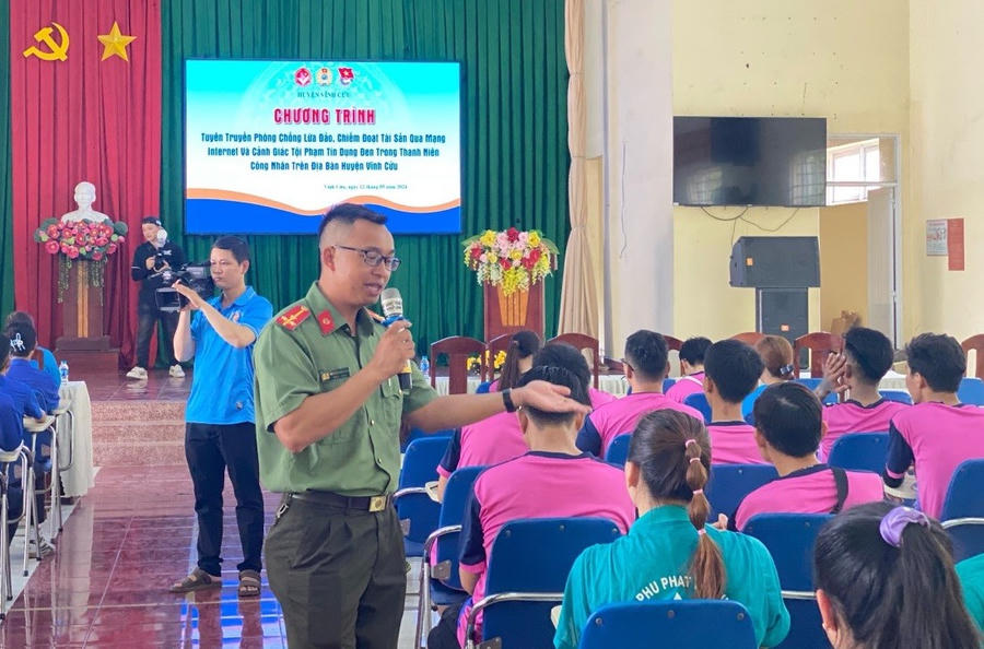 Cán bộ, chiến sĩ công an trao đổi với người dân tại buổi tuyên truyền.