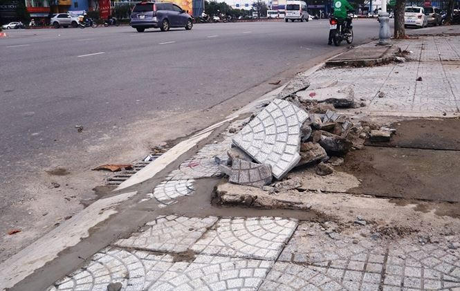 Một điểm vỉa hè tại Nguyễn Hữu Thọ - Duy Tân vừa được khắc phục sửa chữa, tuy nhiên không được rào chắn (ảnh chụp chiều ngày 25/1). Ảnh: Nguyễn Thành
