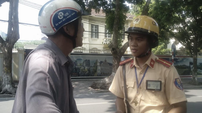 Có nhiều trường hợp, người tham gia giao thông vi phạm nhưng được các chiến sỹ CSGT nhắc nhở để họ hiểu hơn về nghị định 46, để lần sau khi tham gia sẽ biết và tuân thủ.
