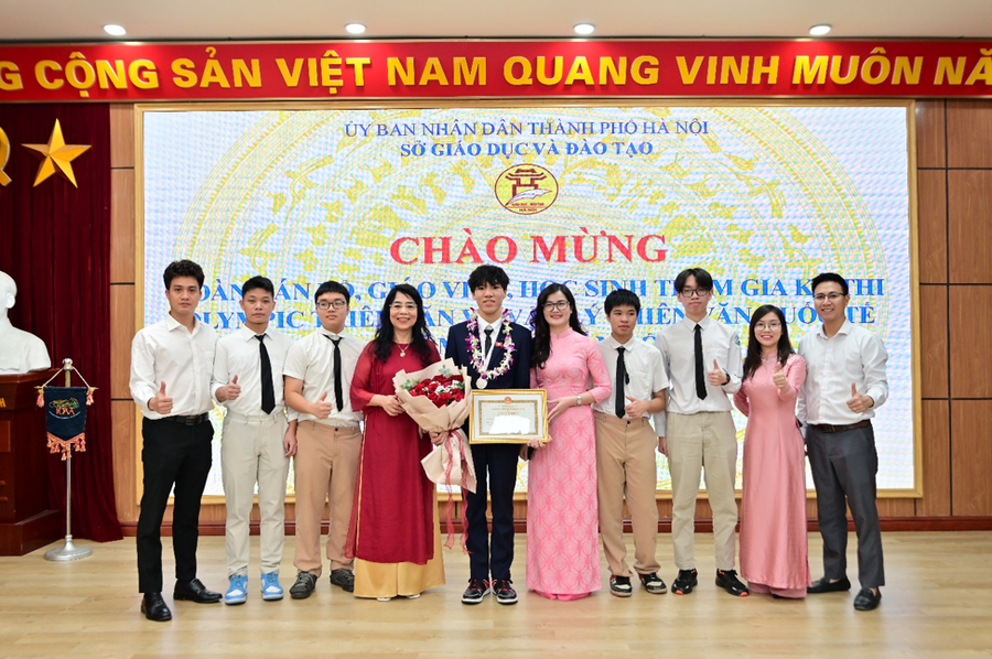 Sở Giáo dục Đào tạo TP Hà Nội tuyên dương, nghi nhận những thành tích mà Phạm Minh Khánh đã đạt được.
