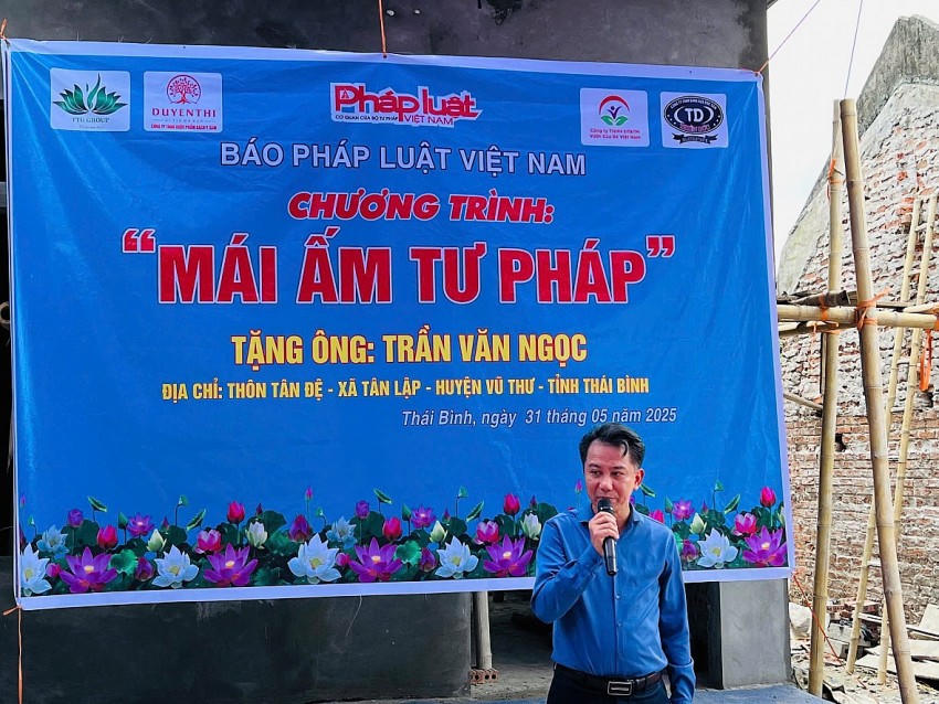 Ông Trần Văn Tâm - Chủ tịch UBND xã Tân Lập phát biểu, gửi lời cảm ơn sâu sắc tới Báo PLVN và các nhà hảo tâm đã vận động xây dựng cho ông Ngọc ngôi nhà khang trang, có nơi ở an toàn, đảm bảo sức khỏe…