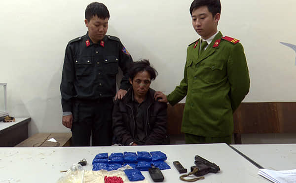 Đối tượng Vàng A Dơ và tang vật vụ án.