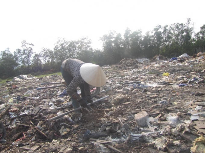 Cảnh nhếch nhác, bẩn thỉu do rác thải được đổ tràn lan không kiểm soát.