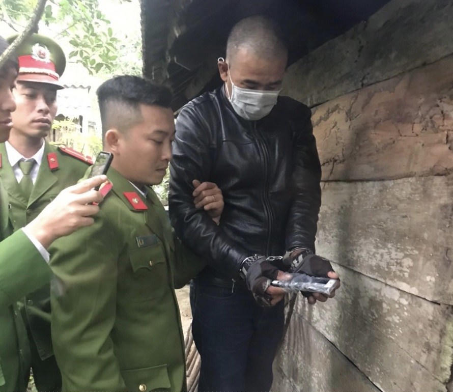 Đối tượng Hoàng Văn Công cùng chiếc điện thoại là tang vật vụ cướp.