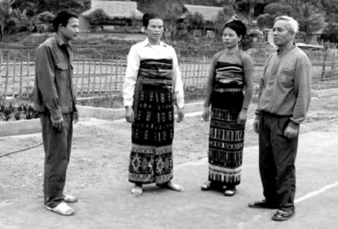 Trưởng bản Hà Văn Thọ không nề hà công việc “vác tù và hàng tổng”.