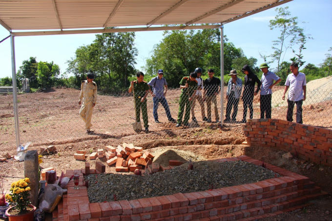 Sau khi kiểm tra, Công an đã lập biên bản hiện trường trước sự chứng kiến của bà con Nguyễn Phước Tộc.