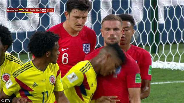 Wilmar Barrios húc đầu vào Henderson trong khi làm hàng rào
