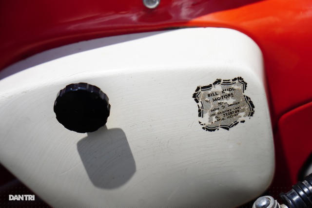 Phần cốp hông xe vẫn còn lưu lại chiếc tem dán bị nứt theo thời gian