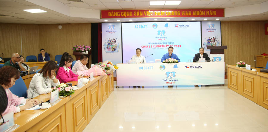 Ban tổ chức Chương trình Chia sẻ cùng thầy cô 2023 trả lời báo chí.