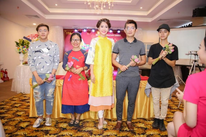 Ekip #SangToTeam  chụp hình kỷ niệm cùng Nam Em