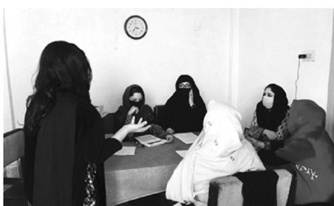 Một nhóm tư vấn viên giúp đỡ phụ nữ Pakistan về các biện pháp tránh thai.