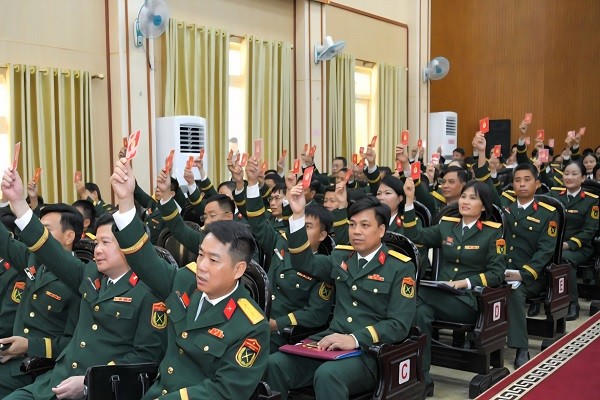 Đại biểu biểu quyết thông qua Nghị quyết Đại hội.