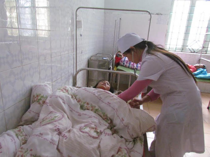 Bác sĩ Khoa hồi sức cấp cứu - Nhi (Trung tâm Y tế huyện Phong Thổ) chăm sóc bệnh nhân Tô Dừ Xô. Ảnh: Báo Lai Châu.