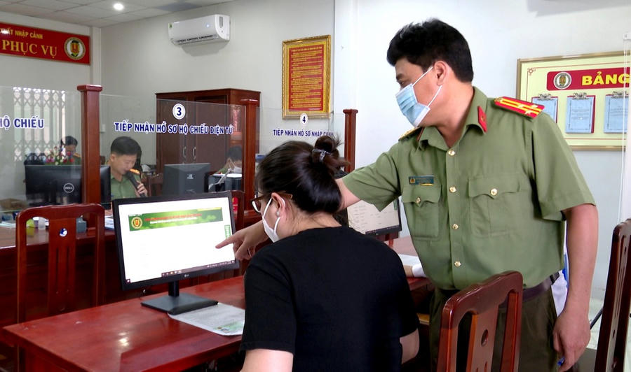 Lực lượng Công an hướng dẫn người dân làm thủ tục cấp hộ chiếu thông qua Cổng dịch vụ công của Bộ Công an.