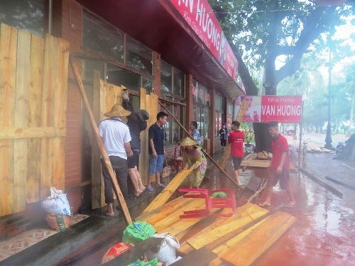 Người dân Đồ Sơn khẩn trương chằng chống nhà cửa, quán xá trước khi bão vào. Ảnh: Giang Chinh.