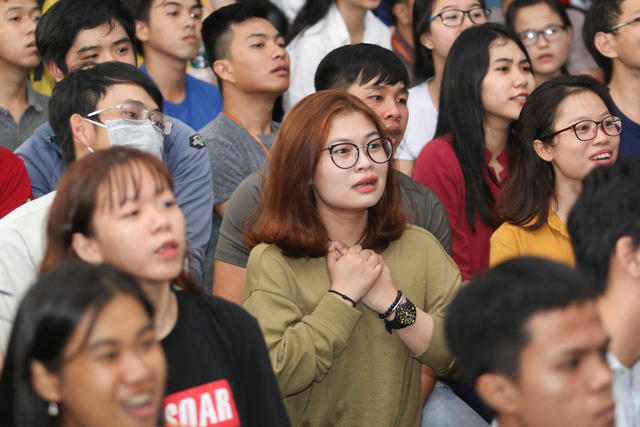 Lần đầu tiên trong lịch sử, đội bóng đá của Việt Nam lọt vào chung kết giải đấu của châu lục nên các trường cũng tạo cơ hội cho sinh viên được theo dõi và ủng hộ đội nhà.