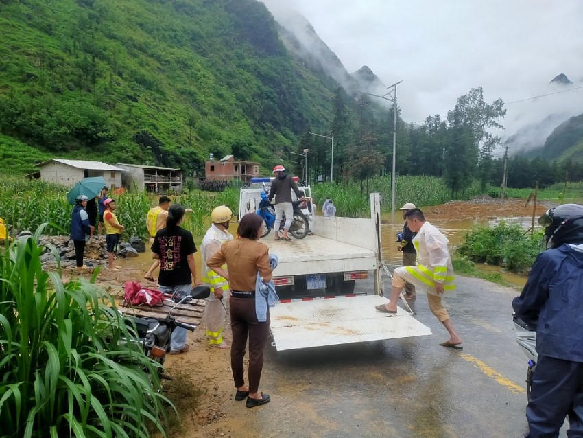 Cả người và phương tiện cùng được tăng bo đi qua khu vực nước sâu.