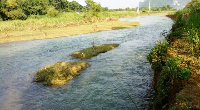 Đoạn sông Cầu Chày cách nhà cháu bé chừng 100m.