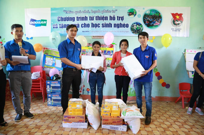 Các học sinh nghèo ở xã Trà Xinh (huyện Tây Trà, tỉnh Quảng Ngãi) có thêm niềm vui sau ngày tựu trường.
