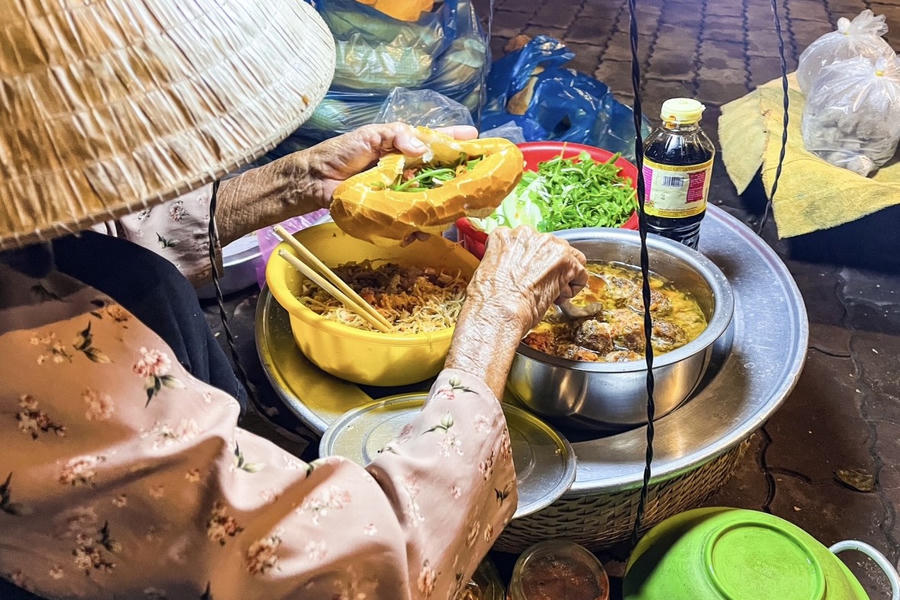 Bên trong mỗi ổ bánh mì giá 5.000 đồng có hai thành phần chính là bì thịt và xíu mại.