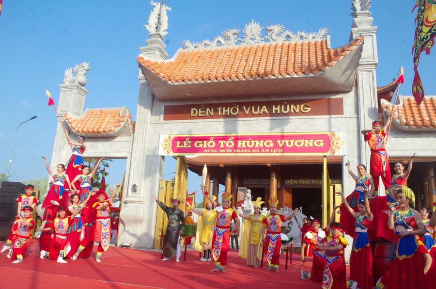 Hoạt cảnh tưởng nhớ công đức của các vị Vua Hùng và tiền nhân.