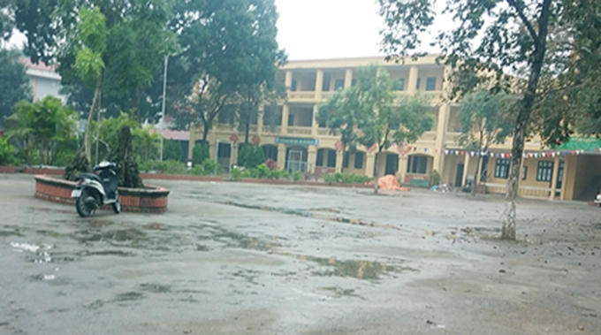 Theo giáo viên nhà trường cho biết, có em đến trường định vào học nhưng bị ngăn cản ngoài cổng nên không thể vào lớp.