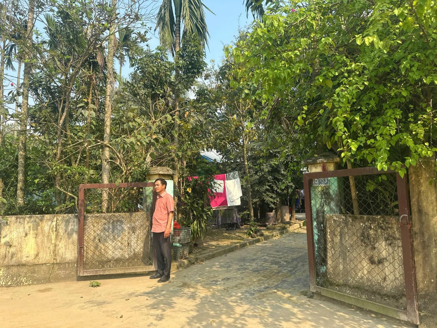 Anh Mai Xuân Thành bên lô đất được bố mẹ cho đang nằm trong diện giải tỏa.