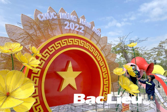 Công nhân Công ty Vietskey trang trí tiểu cảnh tết trên Quảng trường Hùng Vương. Ảnh: H.T/ Báo Bạc Liêu)