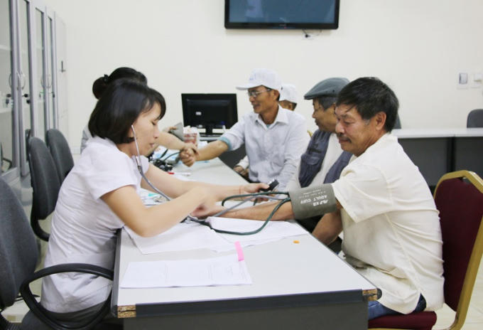 Nhân viên điều dưỡng Trung tâm Điều dưỡng người có công tỉnh, khám bệnh cho thương, bệnh binh.