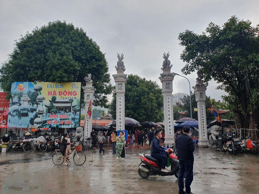 Nếu chùa Hà là nơi cầu duyên, phủ Tây Hồ là nơi cầu tài cầu danh thì Bia Bà được bà con nhân dân cho là nơi cầu lộc nổi tiếng đất Hà thành.