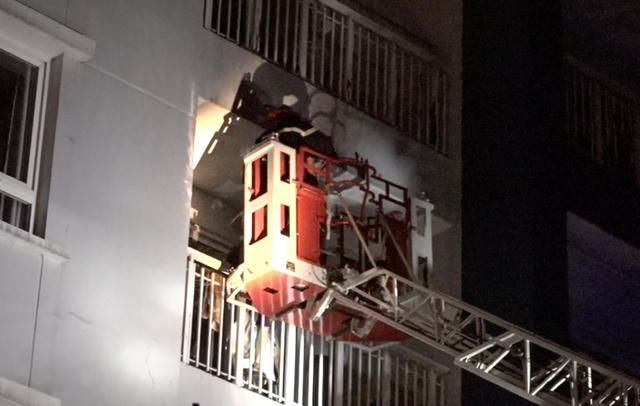 Cảnh sát điều xe thang giải cứu các nạn nhân bị kẹt trên cao.