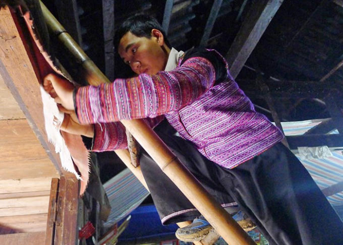 Cũng như truyền thống của nhiều dân tộc khác trên cả nước, mấy ngày trước Tết, người Mông dọn dẹp nhà cửa sạch sẽ. Ngày 30 trước thềm năm mới, mỗi gia đình sẽ dùng một con lợn và gà sống cúng ma nhà (tổ tiên). Sau đó, họ sẽ giết gà để cúng tế rồi lấy lông gà đính lên các mảnh giấy hình răng cưa cắt sẵn, dán lên các đồ vật trong nhà, dán nên kèo nhà, cột trụ và phía trên cửa chính để xua đuổi tà ma. Người Mông quan niệm đồ vật cũng có linh hồn nên ngày tết, người được nghỉ ngơi vui hội, các đồ vật, công cụ lao động cũng được nghỉ ngơi. Bởi vậy, tất cả vật dụng, công cụ trong nhà sẽ được đặt gần bàn thờ tổ tiên cho được nghỉ ngơi sau một năm "làm lụng vất vả". Sau khi cúng tế xong, cả gia đình quây quần cùng nhau ăn thịt lợn, uống rượu ngô và mời tổ tiên về ăn cùng bữa cơm lúc giao thừa.